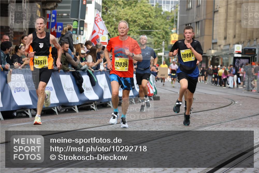 13.09.2026 - 21. swb-Marathon Bremen Strokosch-Dieckow http://msf.ph/oto/10292718 13.09.2026 10:46:41 Ziel 10228, 11110, 11287, 11356, 11706, 11925, 11926, 13609, 13640, 10289, 10445, 10504, 11199, 11661, 11783, 12364, 12375 meine-sportfotos.de