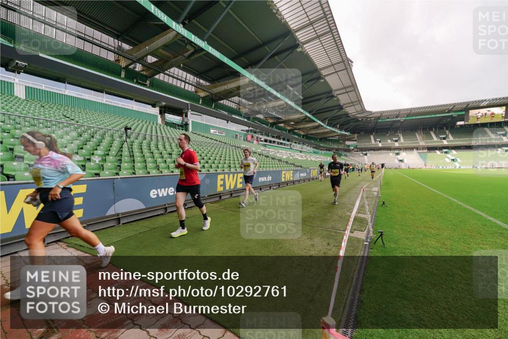 13.09.2026 - 21. swb-Marathon Bremen Michael Burmester http://msf.ph/oto/10292761 13.09.2026 10:29:31 Laufen im Stadion 10162, 10170, 10183, 10193, 10200, 10218, 10233, 10253, 10267, 10270, 10294, 10316, 10329, 10334, 10348, 10381, 10392, 10421, 10426, 10452, 10467, 10525, 10537, 10538, 10544, 10585, 10641, 10652, 10655, 10709, 10734, 10739, 10761, 10763, 10764, 10770, 10780, 10808, 10814, 10825, 10827, 10835, 10837, 10840, 10876, 10887, 10906, 10910, 10923, 10966, 10993, 11002, 11005, 11007, 11018, 11035, 11058, 11087, 11092, 11109, 11170 meine-sportfotos.de