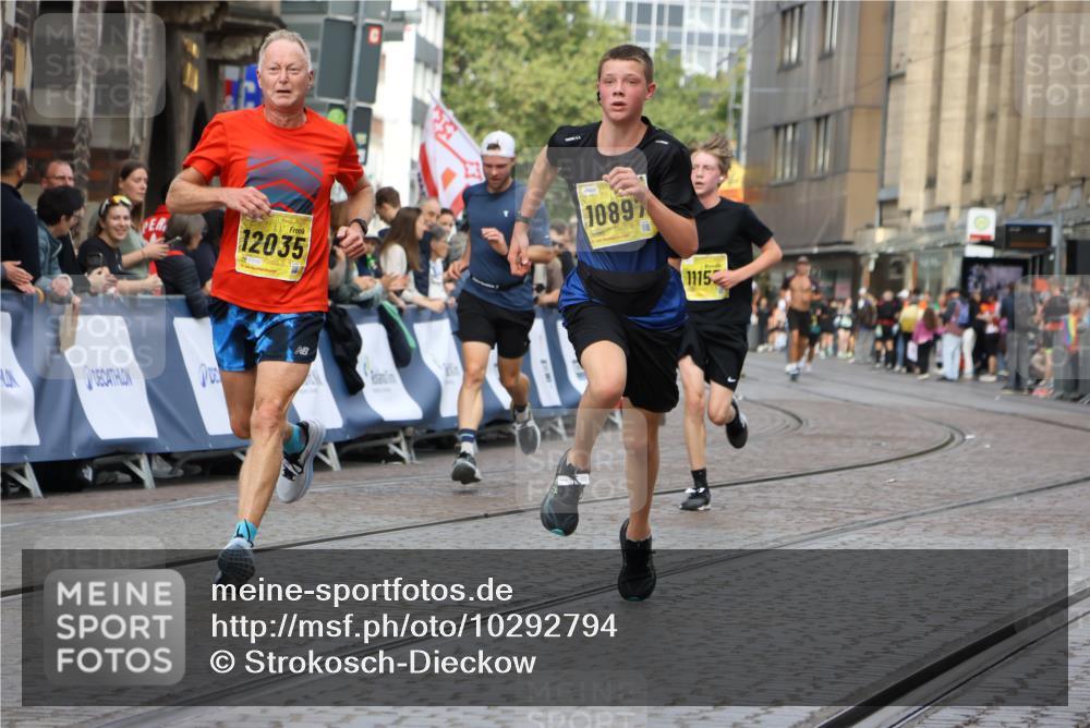 13.09.2026 - 21. swb-Marathon Bremen Strokosch-Dieckow http://msf.ph/oto/10292794 13.09.2026 10:46:42 Ziel 10228, 10897, 11110, 11287, 11356, 11706, 11926, 13609, 10289, 10445, 10504, 11199, 11212, 11661, 11783, 12364, 12375 meine-sportfotos.de