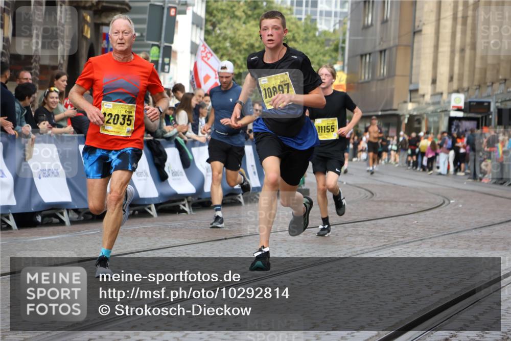 13.09.2026 - 21. swb-Marathon Bremen Strokosch-Dieckow http://msf.ph/oto/10292814 13.09.2026 10:46:42 Ziel 10228, 10897, 11110, 11287, 11356, 11706, 11926, 13609, 10289, 10445, 10504, 11199, 11212, 11661, 11783, 12364, 12375 meine-sportfotos.de