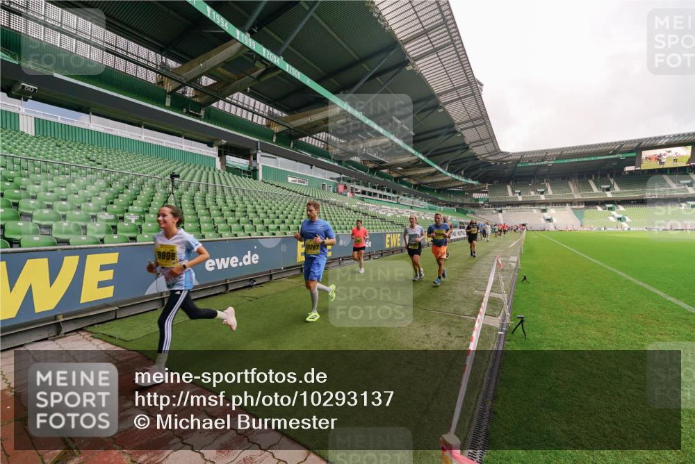 13.09.2026 - 21. swb-Marathon Bremen Michael Burmester http://msf.ph/oto/10293137 13.09.2026 10:30:58 Laufen im Stadion 10141, 10146, 10162, 10174, 10193, 10218, 10222, 10227, 10233, 10253, 10281, 10284, 10304, 10339, 10359, 10392, 10448, 10452, 10467, 10471, 10478, 10479, 10515, 10529, 10555, 10577, 10579, 10585, 10588, 10589, 10610, 10626, 10631, 10641, 10652, 10684, 10685, 10704, 10708, 10714, 10734, 10757, 10761, 10764, 10765, 10780, 10808, 10821, 10822, 10825, 10827, 10837, 10838, 10862, 10863, 10884, 10886, 10887, 10906, 10984, 11002, 11038, 11350, 11379 meine-sportfotos.de