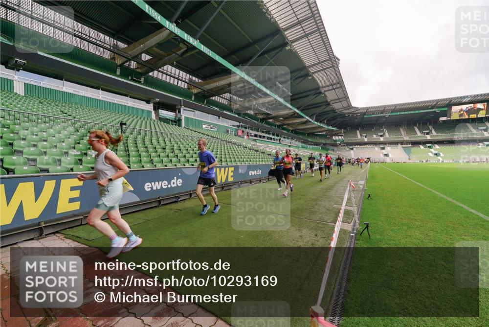 13.09.2026 - 21. swb-Marathon Bremen Michael Burmester http://msf.ph/oto/10293169 13.09.2026 10:31:07 Laufen im Stadion 10141, 10146, 10174, 10193, 10222, 10227, 10233, 10255, 10281, 10284, 10304, 10339, 10359, 10392, 10448, 10452, 10467, 10471, 10478, 10479, 10503, 10515, 10529, 10543, 10555, 10577, 10579, 10585, 10588, 10589, 10608, 10610, 10626, 10631, 10641, 10652, 10684, 10685, 10704, 10708, 10714, 10725, 10734, 10757, 10761, 10764, 10765, 10780, 10808, 10821, 10822, 10827, 10837, 10838, 10862, 10863, 10884, 10886, 10887, 10906, 10984, 11002, 11038, 11350, 11379 meine-sportfotos.de