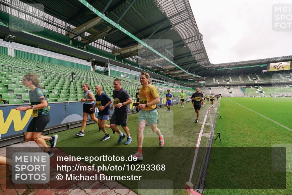 13.09.2026 - 21. swb-Marathon Bremen Michael Burmester http://msf.ph/oto/10293368 13.09.2026 10:31:44 Laufen im Stadion 10141, 10146, 10174, 10222, 10226, 10227, 10243, 10246, 10255, 10256, 10281, 10284, 10304, 10322, 10339, 10359, 10365, 10410, 10443, 10448, 10471, 10478, 10479, 10503, 10515, 10517, 10518, 10529, 10540, 10543, 10555, 10565, 10577, 10579, 10588, 10589, 10608, 10610, 10626, 10631, 10646, 10670, 10684, 10685, 10690, 10703, 10704, 10707, 10708, 10714, 10721, 10725, 10757, 10765, 10821, 10822, 10838, 10862, 10863, 10884, 10886, 10984, 11038, 11350, 11379 meine-sportfotos.de