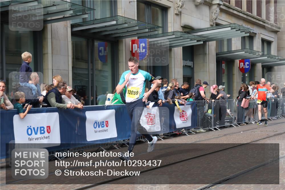 13.09.2026 - 21. swb-Marathon Bremen Strokosch-Dieckow http://msf.ph/oto/10293437 13.09.2026 10:45:48 Ziel 10436, 10447, 10992, 11706, 11925, 11926, 11956, 12556, 12557, 13529, 13609, 13612, 13640, 10352, 10464, 10536, 10541, 10583, 10987, 11015, 11063, 11088, 11209, 11232, 11279, 11559, 11749, 11762, 11845, 12033, 12069, 12087, 12290, 12355, 13532, 13595, 13628 meine-sportfotos.de