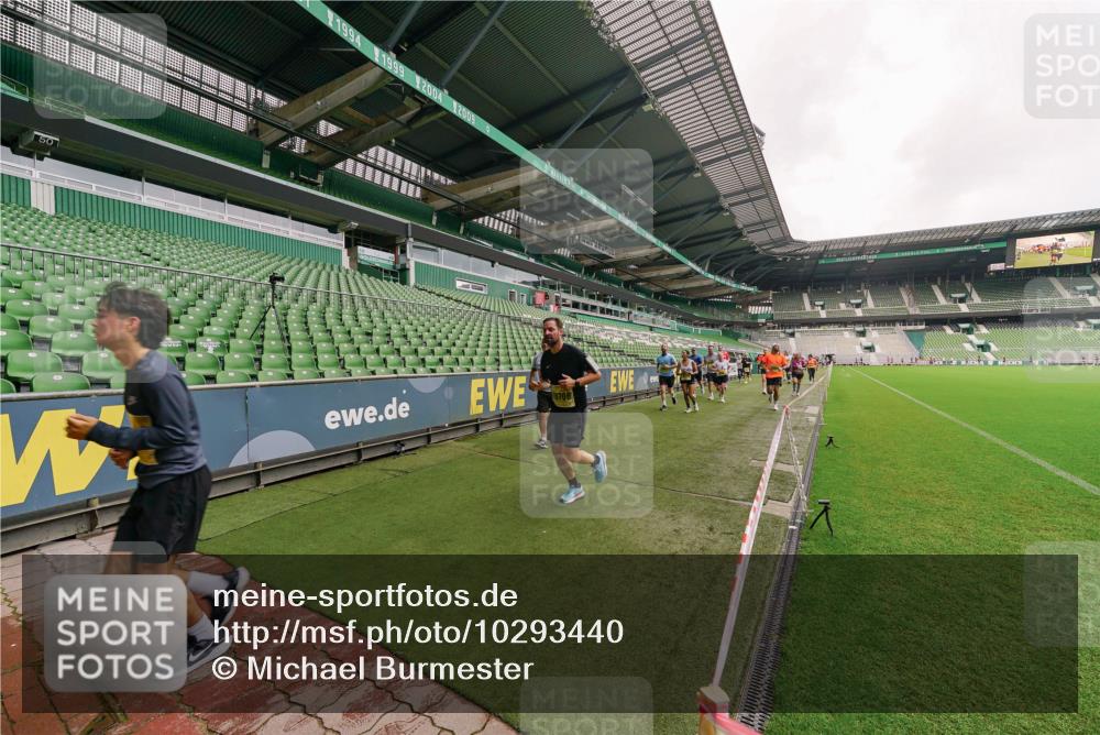 13.09.2026 - 21. swb-Marathon Bremen Michael Burmester http://msf.ph/oto/10293440 13.09.2026 10:32:02 Laufen im Stadion 10141, 10146, 10174, 10203, 10222, 10226, 10227, 10243, 10246, 10249, 10255, 10256, 10281, 10284, 10322, 10365, 10372, 10410, 10443, 10448, 10471, 10478, 10479, 10486, 10503, 10517, 10518, 10529, 10540, 10543, 10550, 10555, 10565, 10577, 10579, 10589, 10608, 10610, 10626, 10631, 10646, 10670, 10675, 10684, 10685, 10690, 10703, 10704, 10707, 10708, 10714, 10721, 10725, 10757, 10765, 10771, 10821, 10822, 10838, 10886, 11350, 11379 meine-sportfotos.de