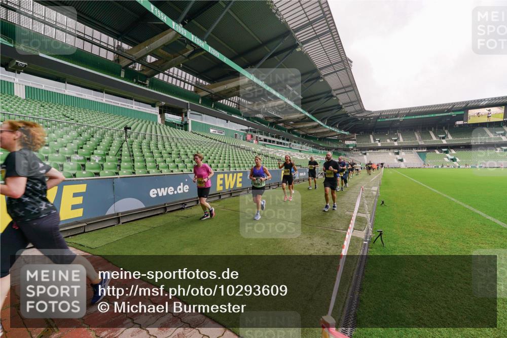 13.09.2026 - 21. swb-Marathon Bremen Michael Burmester http://msf.ph/oto/10293609 13.09.2026 10:32:44 Laufen im Stadion 10067, 10078, 10146, 10166, 10184, 10203, 10211, 10222, 10226, 10243, 10246, 10249, 10255, 10256, 10300, 10322, 10365, 10372, 10374, 10379, 10383, 10394, 10408, 10410, 10443, 10471, 10478, 10486, 10494, 10503, 10517, 10518, 10529, 10530, 10540, 10543, 10550, 10555, 10565, 10579, 10589, 10608, 10610, 10626, 10631, 10646, 10670, 10673, 10675, 10687, 10690, 10703, 10704, 10707, 10708, 10721, 10725, 10728, 10745, 10749, 10750, 10771, 10794, 10798 meine-sportfotos.de