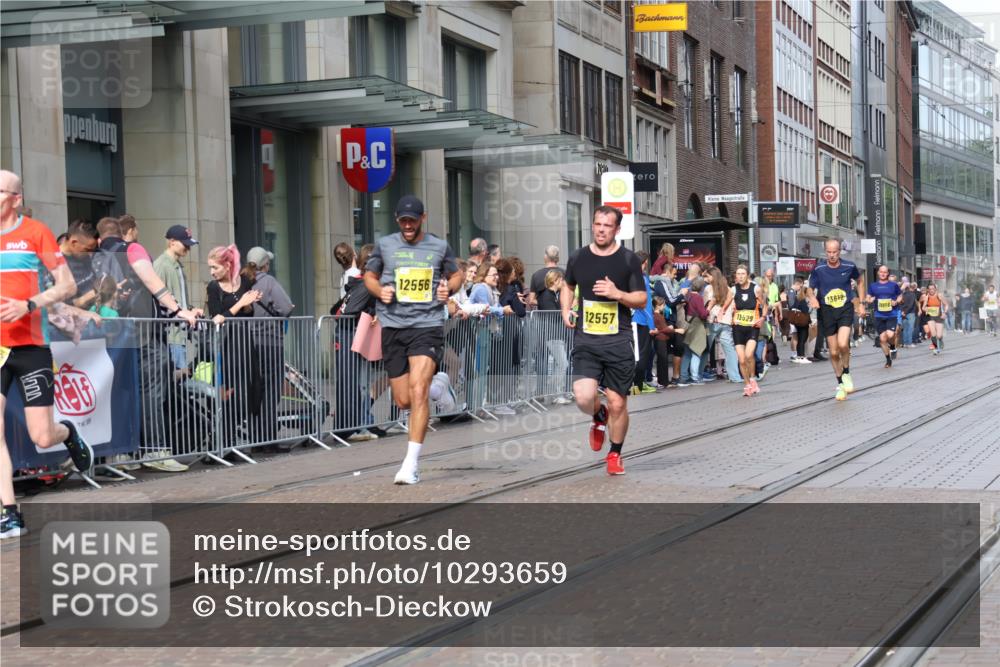 13.09.2026 - 21. swb-Marathon Bremen Strokosch-Dieckow http://msf.ph/oto/10293659 13.09.2026 10:45:50 Ziel 10436, 10447, 10992, 11706, 11925, 11926, 11956, 12556, 12557, 13529, 13609, 13612, 13640, 10352, 10436, 10464, 10536, 10541, 10583, 10987, 11015, 11063, 11088, 11209, 11279, 11559, 11749, 11762, 11845, 12033, 12069, 12087, 12290, 12355, 13532, 13595, 13628 meine-sportfotos.de