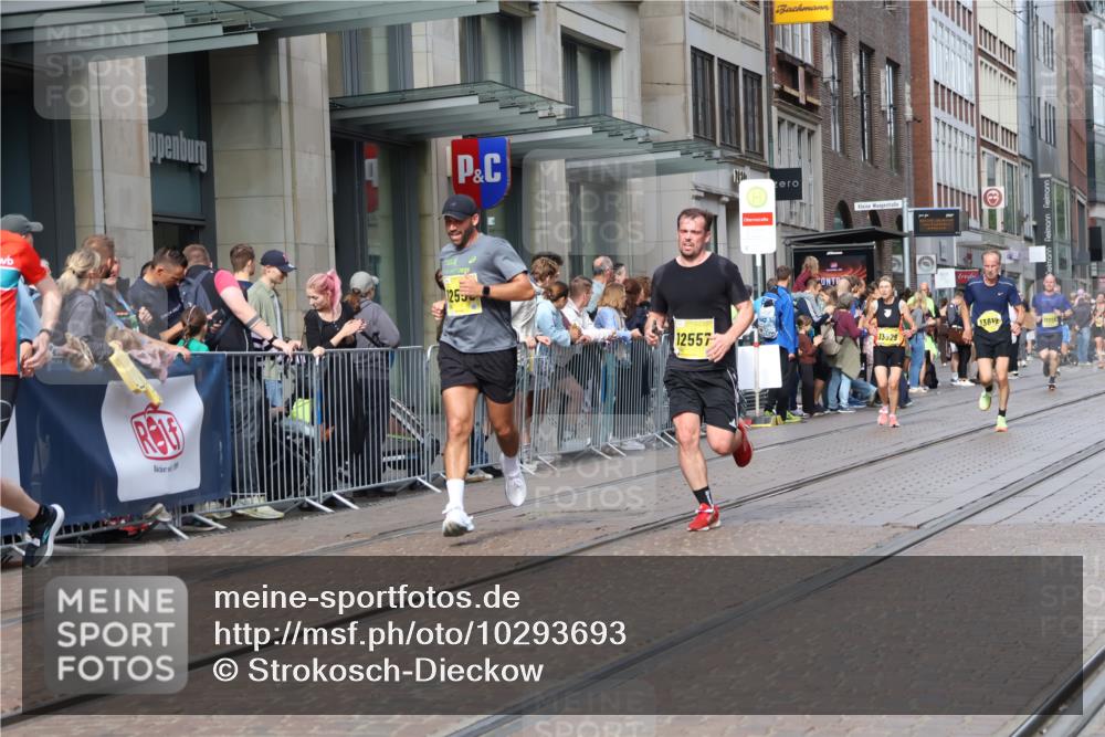 13.09.2026 - 21. swb-Marathon Bremen Strokosch-Dieckow http://msf.ph/oto/10293693 13.09.2026 10:45:50 Ziel 10436, 10447, 10992, 11706, 11925, 11926, 11956, 12556, 12557, 13529, 13609, 13612, 13640, 10352, 10436, 10464, 10536, 10541, 10583, 10987, 11015, 11063, 11088, 11209, 11279, 11559, 11749, 11762, 11845, 12033, 12069, 12087, 12290, 12355, 13532, 13595, 13628 meine-sportfotos.de