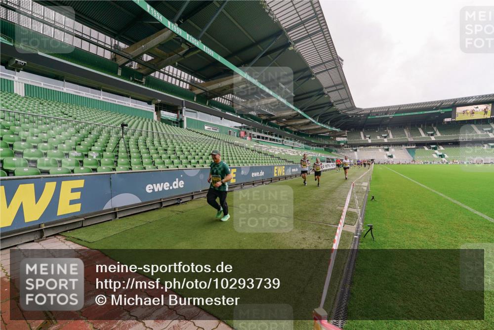 13.09.2026 - 21. swb-Marathon Bremen Michael Burmester http://msf.ph/oto/10293739 13.09.2026 10:33:08 Laufen im Stadion 10018, 10067, 10078, 10166, 10184, 10203, 10211, 10226, 10236, 10243, 10246, 10249, 10255, 10256, 10297, 10300, 10322, 10355, 10365, 10372, 10374, 10379, 10383, 10394, 10408, 10410, 10423, 10428, 10443, 10486, 10494, 10503, 10517, 10518, 10530, 10540, 10543, 10550, 10565, 10578, 10608, 10631, 10646, 10670, 10673, 10675, 10687, 10690, 10691, 10703, 10707, 10721, 10725, 10728, 10745, 10749, 10750, 10771, 10772, 10787, 10788, 10794, 10798 meine-sportfotos.de