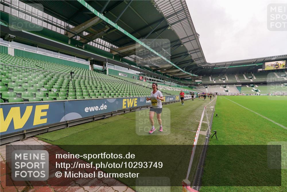 13.09.2026 - 21. swb-Marathon Bremen Michael Burmester http://msf.ph/oto/10293749 13.09.2026 10:33:12 Laufen im Stadion 10018, 10067, 10078, 10166, 10184, 10203, 10211, 10226, 10236, 10243, 10246, 10249, 10255, 10256, 10297, 10300, 10322, 10355, 10365, 10372, 10374, 10379, 10383, 10394, 10408, 10410, 10423, 10428, 10443, 10486, 10494, 10503, 10517, 10518, 10530, 10540, 10543, 10550, 10565, 10578, 10604, 10608, 10646, 10668, 10670, 10673, 10675, 10687, 10690, 10691, 10699, 10703, 10707, 10721, 10728, 10745, 10749, 10750, 10771, 10772, 10787, 10788, 10794, 10798 meine-sportfotos.de