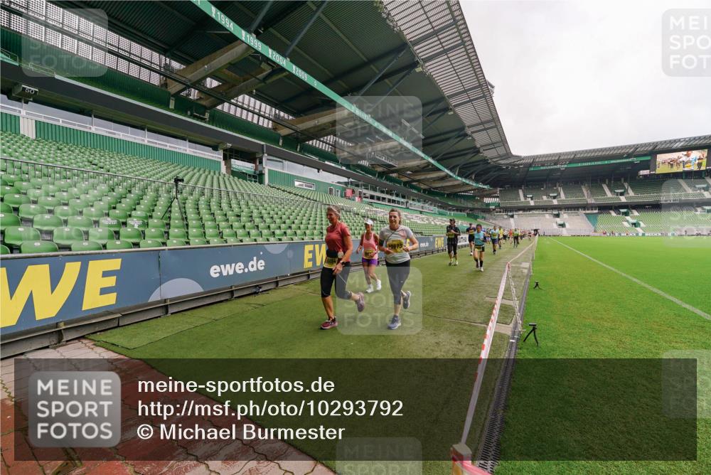 13.09.2026 - 21. swb-Marathon Bremen Michael Burmester http://msf.ph/oto/10293792 13.09.2026 10:33:27 Laufen im Stadion 10018, 10067, 10078, 10166, 10177, 10184, 10203, 10211, 10226, 10236, 10240, 10243, 10246, 10249, 10254, 10256, 10297, 10300, 10322, 10355, 10365, 10372, 10374, 10379, 10383, 10394, 10408, 10410, 10415, 10423, 10428, 10443, 10460, 10486, 10494, 10517, 10518, 10530, 10540, 10550, 10565, 10578, 10604, 10646, 10668, 10670, 10673, 10675, 10687, 10690, 10691, 10699, 10703, 10707, 10721, 10728, 10745, 10749, 10750, 10771, 10772, 10787, 10788, 10794, 10798, 10857 meine-sportfotos.de
