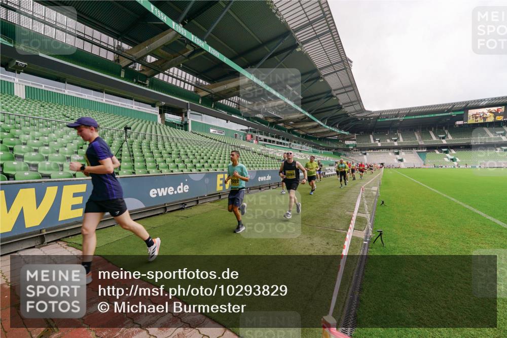 13.09.2026 - 21. swb-Marathon Bremen Michael Burmester http://msf.ph/oto/10293829 13.09.2026 10:33:33 Laufen im Stadion 10018, 10067, 10078, 10166, 10177, 10184, 10203, 10211, 10226, 10236, 10240, 10243, 10246, 10249, 10254, 10256, 10297, 10300, 10322, 10355, 10365, 10372, 10374, 10379, 10383, 10394, 10408, 10410, 10415, 10423, 10428, 10460, 10486, 10494, 10517, 10518, 10530, 10550, 10565, 10578, 10604, 10668, 10670, 10673, 10675, 10687, 10690, 10691, 10699, 10700, 10707, 10721, 10728, 10745, 10749, 10750, 10771, 10772, 10787, 10788, 10794, 10798, 10857, 11126 meine-sportfotos.de