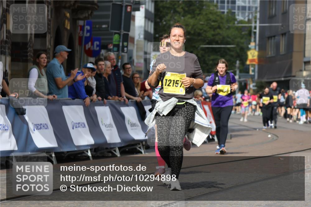 13.09.2026 - 21. swb-Marathon Bremen Strokosch-Dieckow http://msf.ph/oto/10294898 13.09.2026 11:22:05 Ziel 11104, 11639, 11698 meine-sportfotos.de