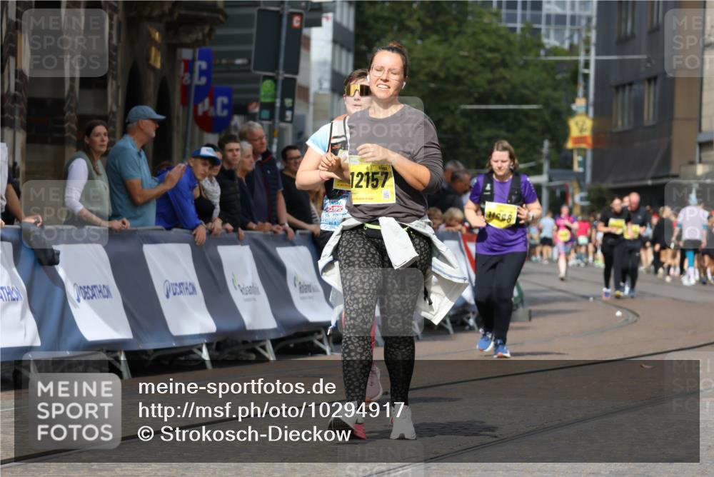 13.09.2026 - 21. swb-Marathon Bremen Strokosch-Dieckow http://msf.ph/oto/10294917 13.09.2026 11:22:05 Ziel 11104, 11639, 11698 meine-sportfotos.de