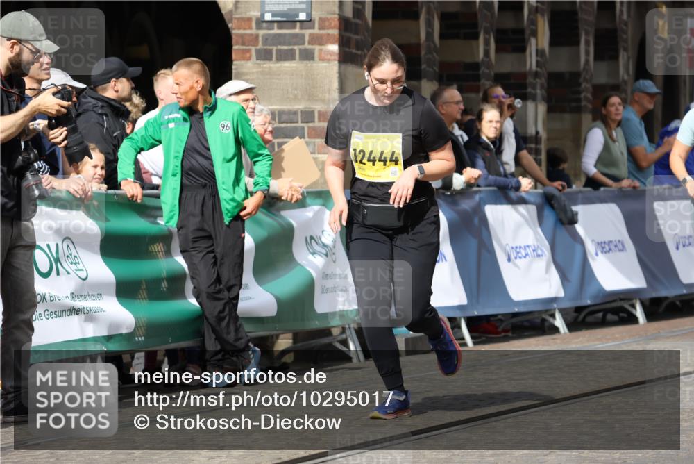 13.09.2026 - 21. swb-Marathon Bremen Strokosch-Dieckow http://msf.ph/oto/10295017 13.09.2026 11:22:30 Ziel 11698, 12157, 11574 meine-sportfotos.de