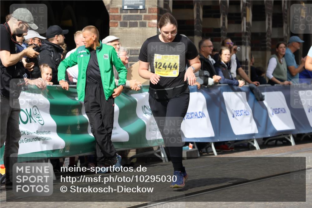 13.09.2026 - 21. swb-Marathon Bremen Strokosch-Dieckow http://msf.ph/oto/10295030 13.09.2026 11:22:30 Ziel 11698, 12157, 11574 meine-sportfotos.de