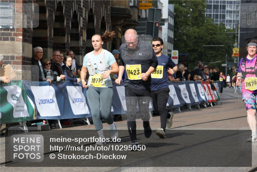 13.09.2026 - 21. swb-Marathon Bremen Strokosch-Dieckow http://msf.ph/oto/10295050 13.09.2026 11:22:32 Ziel 11698, 12157, 11574 meine-sportfotos.de