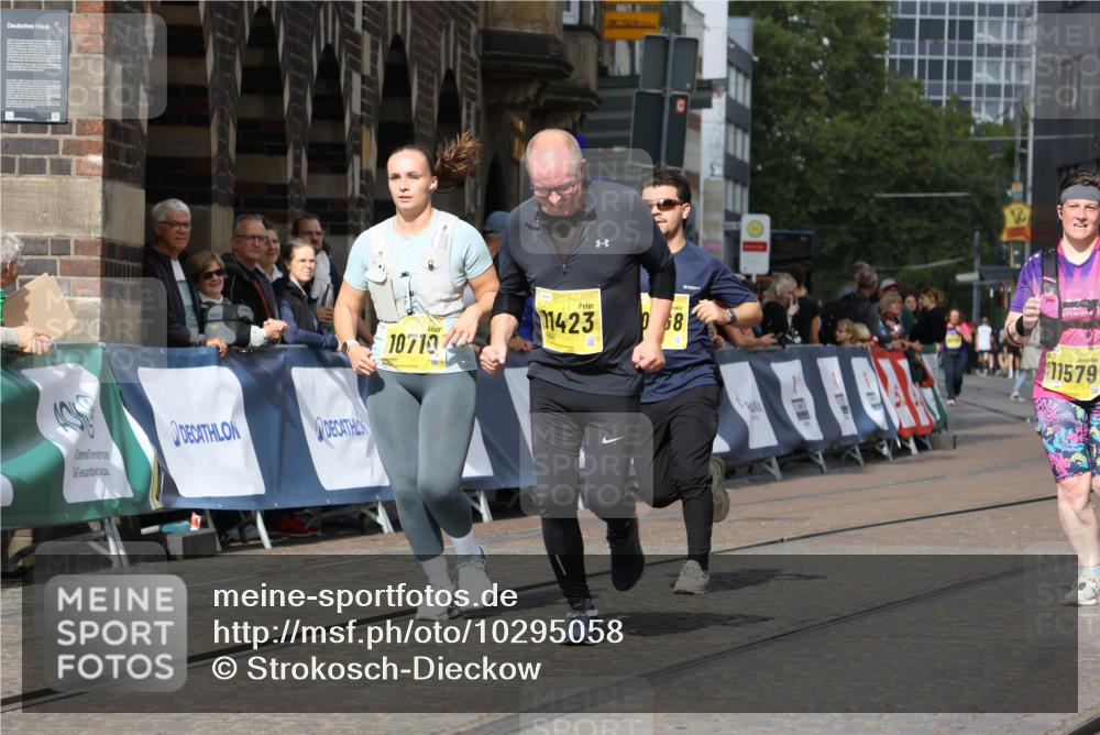 13.09.2026 - 21. swb-Marathon Bremen Strokosch-Dieckow http://msf.ph/oto/10295058 13.09.2026 11:22:32 Ziel 11698, 12157, 11574 meine-sportfotos.de