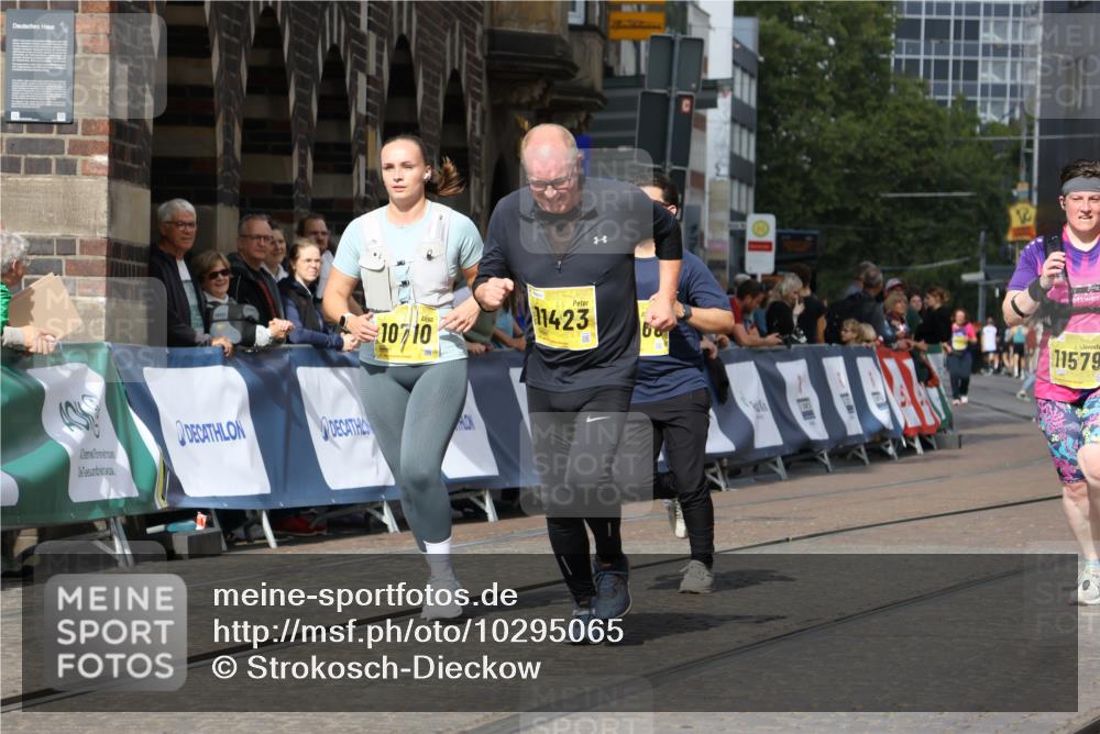 13.09.2026 - 21. swb-Marathon Bremen Strokosch-Dieckow http://msf.ph/oto/10295065 13.09.2026 11:22:32 Ziel 11698, 12157, 11574 meine-sportfotos.de