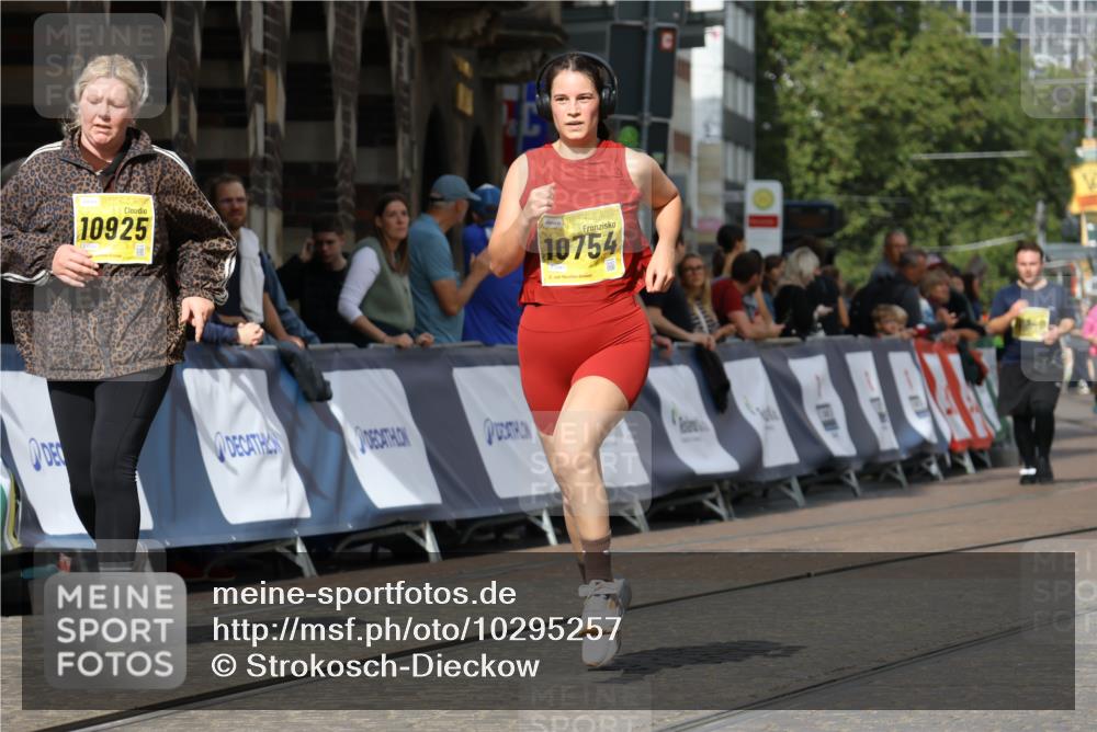 13.09.2026 - 21. swb-Marathon Bremen Strokosch-Dieckow http://msf.ph/oto/10295257 13.09.2026 11:23:24 Ziel 10349, 12083, 11266, 11663, 12340, 12440 meine-sportfotos.de
