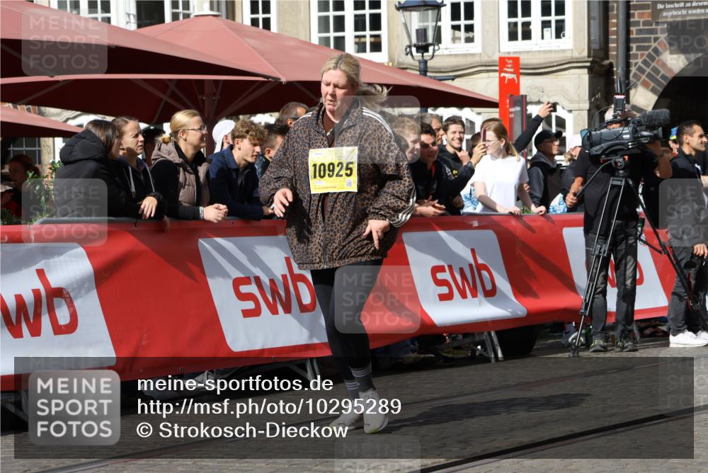 13.09.2026 - 21. swb-Marathon Bremen Strokosch-Dieckow http://msf.ph/oto/10295289 13.09.2026 11:23:28 Ziel 10349, 10754, 12083, 12440 meine-sportfotos.de