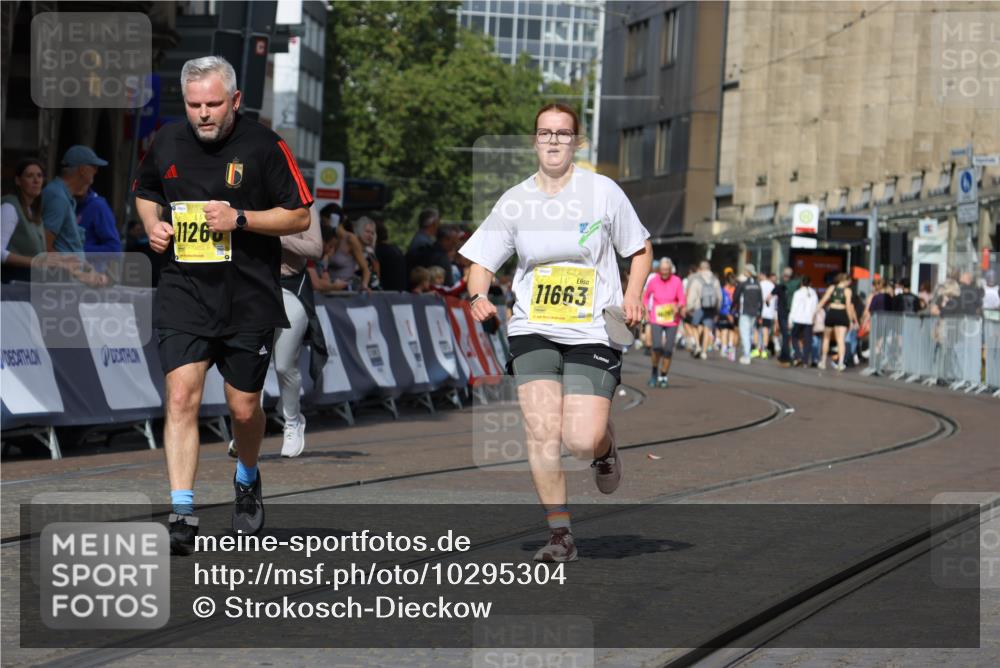 13.09.2026 - 21. swb-Marathon Bremen Strokosch-Dieckow http://msf.ph/oto/10295304 13.09.2026 11:23:34 Ziel 10349, 10754, 10925 meine-sportfotos.de