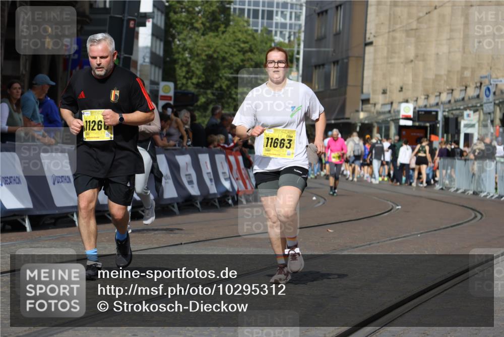13.09.2026 - 21. swb-Marathon Bremen Strokosch-Dieckow http://msf.ph/oto/10295312 13.09.2026 11:23:34 Ziel 10349, 10754, 10925 meine-sportfotos.de