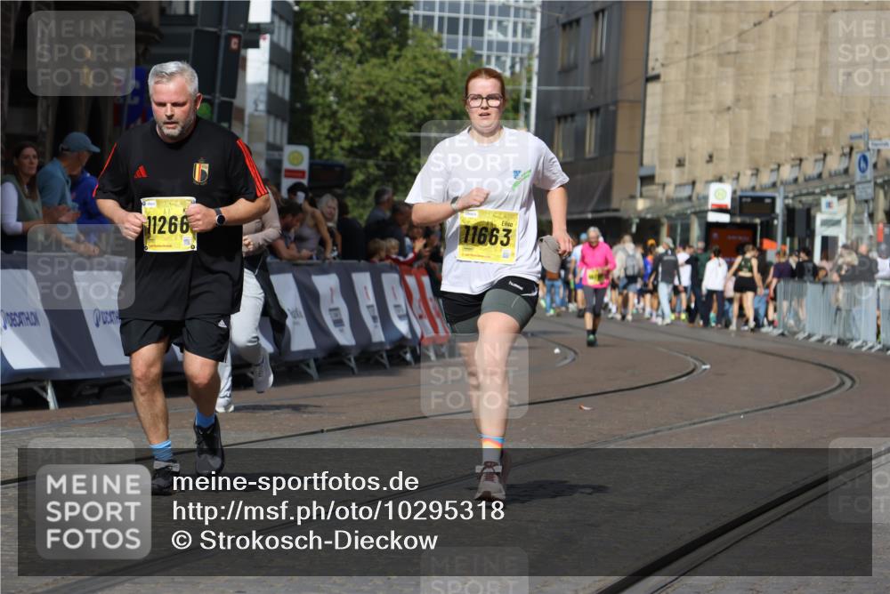 13.09.2026 - 21. swb-Marathon Bremen Strokosch-Dieckow http://msf.ph/oto/10295318 13.09.2026 11:23:34 Ziel 10349, 10754, 10925 meine-sportfotos.de