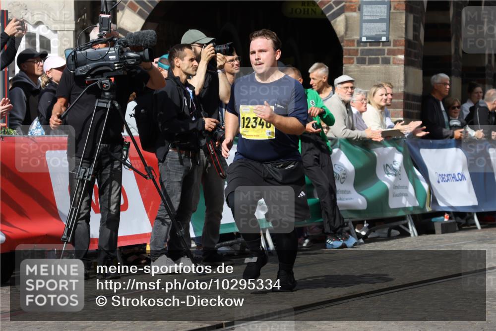 13.09.2026 - 21. swb-Marathon Bremen Strokosch-Dieckow http://msf.ph/oto/10295334 13.09.2026 11:23:35 Ziel 10349, 10754, 10925 meine-sportfotos.de
