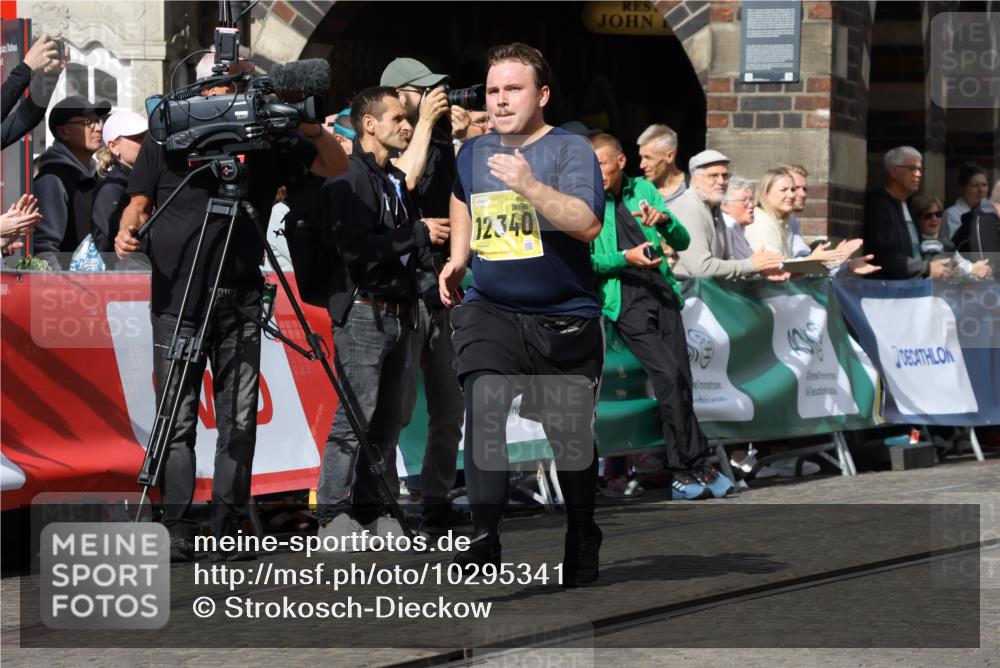 13.09.2026 - 21. swb-Marathon Bremen Strokosch-Dieckow http://msf.ph/oto/10295341 13.09.2026 11:23:35 Ziel 10349, 10754, 10925 meine-sportfotos.de