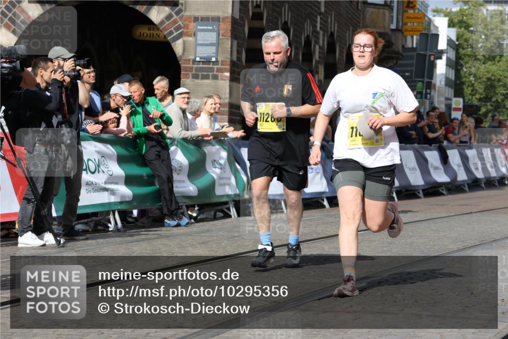 13.09.2026 - 21. swb-Marathon Bremen Strokosch-Dieckow http://msf.ph/oto/10295356 13.09.2026 11:23:36 Ziel 10349, 10754, 10925, 12340, 10292 meine-sportfotos.de