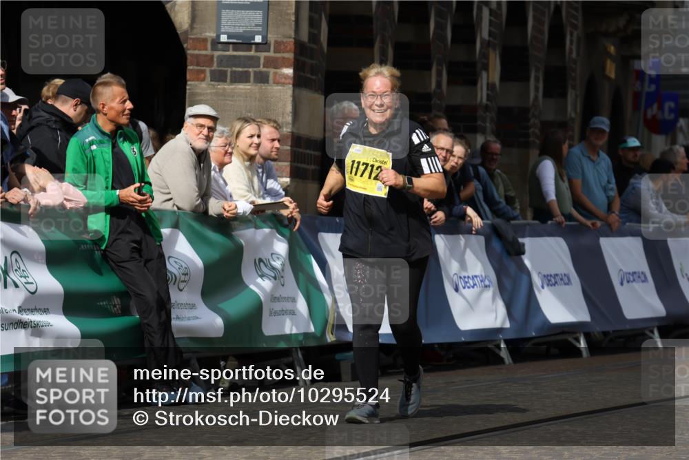 13.09.2026 - 21. swb-Marathon Bremen Strokosch-Dieckow http://msf.ph/oto/10295524 13.09.2026 11:24:22 Ziel 10292, 10413, 10970 meine-sportfotos.de