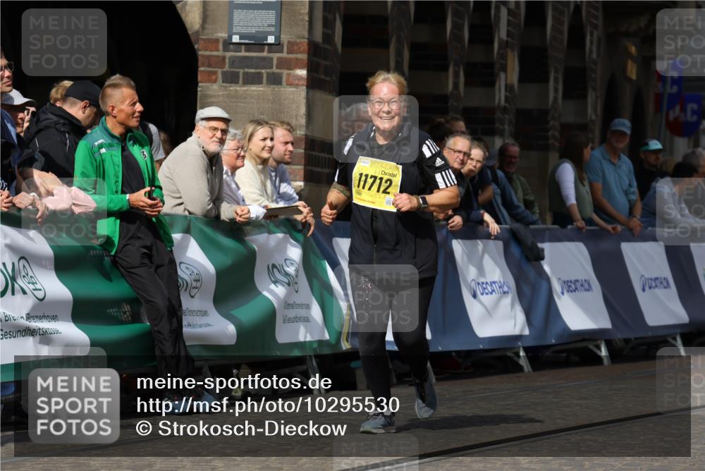 13.09.2026 - 21. swb-Marathon Bremen Strokosch-Dieckow http://msf.ph/oto/10295530 13.09.2026 11:24:22 Ziel 10292, 10413, 10970 meine-sportfotos.de