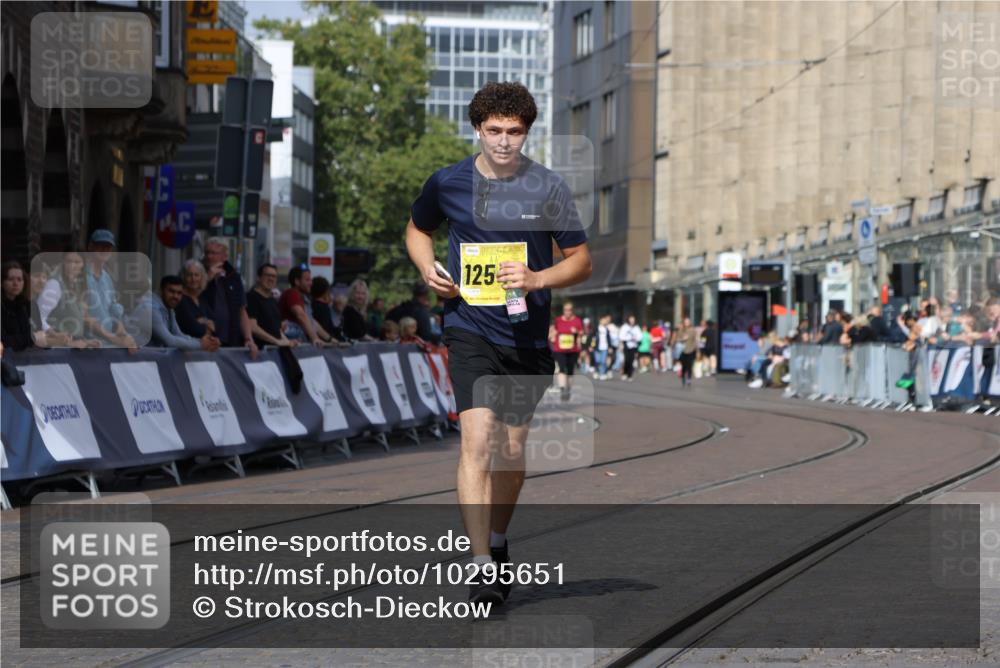 13.09.2026 - 21. swb-Marathon Bremen Strokosch-Dieckow http://msf.ph/oto/10295651 13.09.2026 11:26:19 Ziel 11538 meine-sportfotos.de