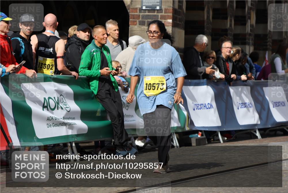 13.09.2026 - 21. swb-Marathon Bremen Strokosch-Dieckow http://msf.ph/oto/10295857 13.09.2026 11:26:52 Ziel 10667, 11538, 11254, 11851, 12377, 12408 meine-sportfotos.de