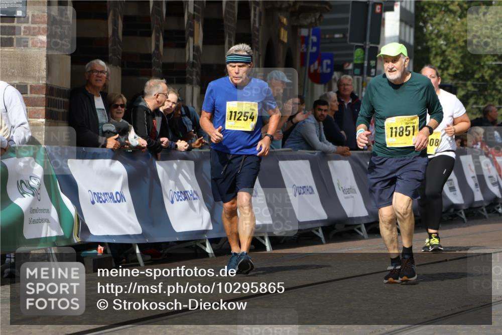 13.09.2026 - 21. swb-Marathon Bremen Strokosch-Dieckow http://msf.ph/oto/10295865 13.09.2026 11:26:59 Ziel 10573, 10667, 11538 meine-sportfotos.de