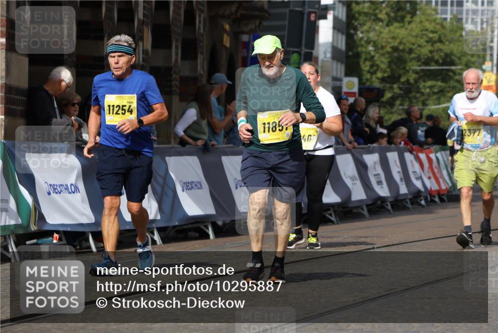 13.09.2026 - 21. swb-Marathon Bremen Strokosch-Dieckow http://msf.ph/oto/10295887 13.09.2026 11:27:00 Ziel 10573, 10667, 11538 meine-sportfotos.de