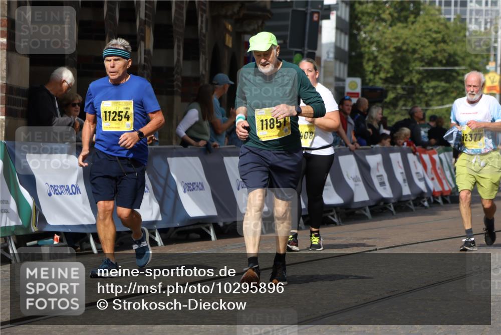 13.09.2026 - 21. swb-Marathon Bremen Strokosch-Dieckow http://msf.ph/oto/10295896 13.09.2026 11:27:00 Ziel 10573, 10667, 11538 meine-sportfotos.de