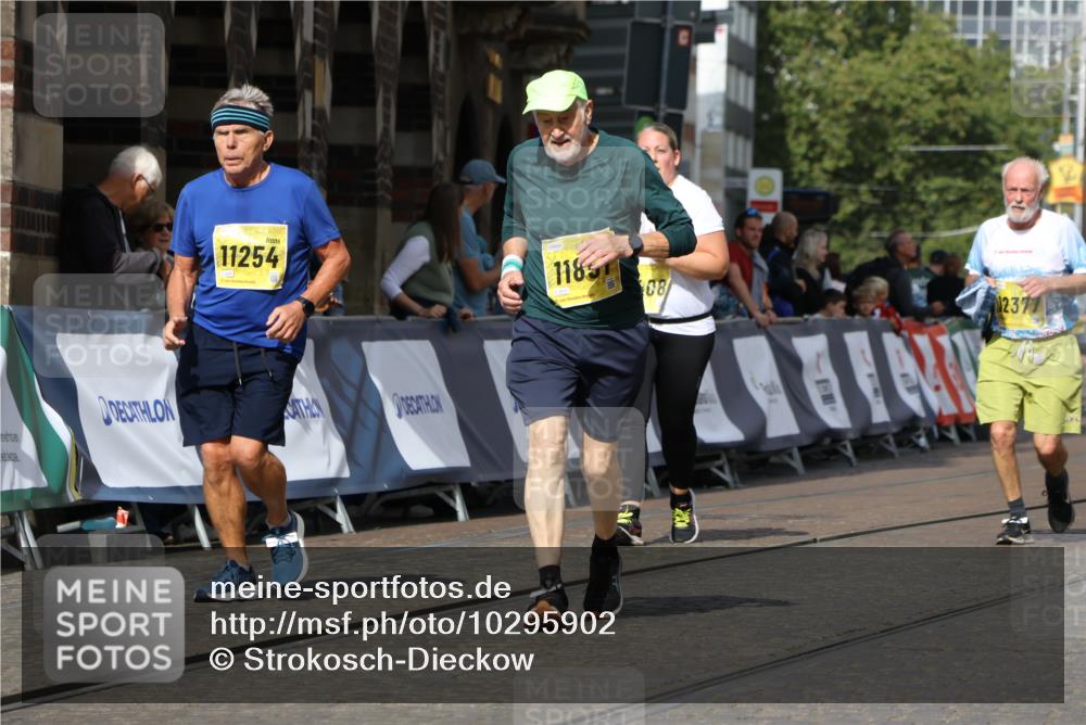 13.09.2026 - 21. swb-Marathon Bremen Strokosch-Dieckow http://msf.ph/oto/10295902 13.09.2026 11:27:00 Ziel 10573, 10667, 11538 meine-sportfotos.de