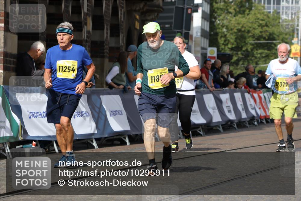13.09.2026 - 21. swb-Marathon Bremen Strokosch-Dieckow http://msf.ph/oto/10295911 13.09.2026 11:27:01 Ziel 10573, 10667, 11538 meine-sportfotos.de