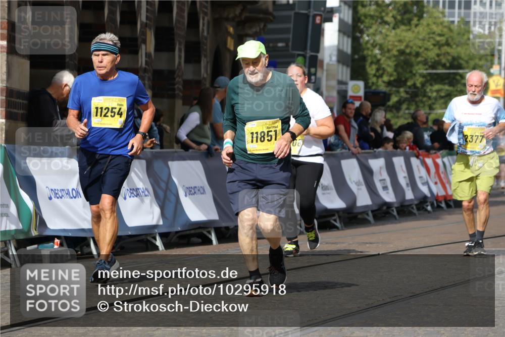 13.09.2026 - 21. swb-Marathon Bremen Strokosch-Dieckow http://msf.ph/oto/10295918 13.09.2026 11:27:01 Ziel 10573, 10667, 11538 meine-sportfotos.de