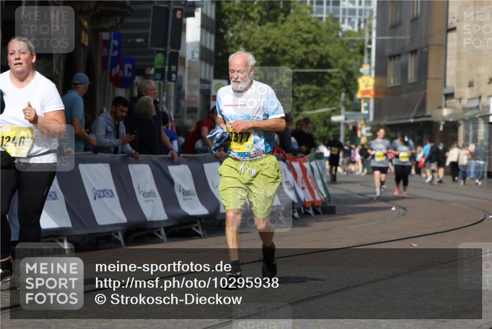 13.09.2026 - 21. swb-Marathon Bremen Strokosch-Dieckow http://msf.ph/oto/10295938 13.09.2026 11:27:03 Ziel 10573, 10667, 11538 meine-sportfotos.de