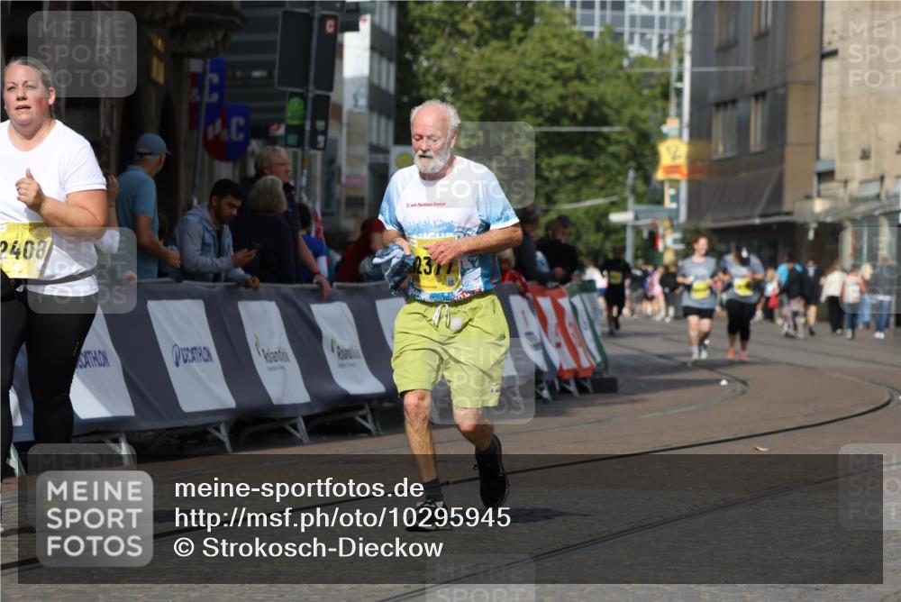 13.09.2026 - 21. swb-Marathon Bremen Strokosch-Dieckow http://msf.ph/oto/10295945 13.09.2026 11:27:03 Ziel 10573, 10667, 11538 meine-sportfotos.de