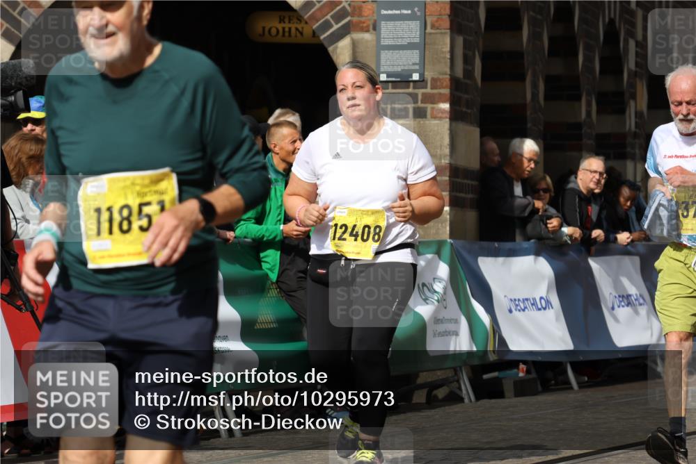 13.09.2026 - 21. swb-Marathon Bremen Strokosch-Dieckow http://msf.ph/oto/10295973 13.09.2026 11:27:05 Ziel 10573, 10667, 11538 meine-sportfotos.de
