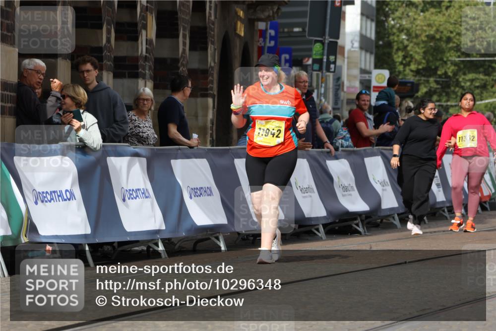 13.09.2026 - 21. swb-Marathon Bremen Strokosch-Dieckow http://msf.ph/oto/10296348 13.09.2026 11:29:05 Ziel 11352, 11444, 11496 meine-sportfotos.de