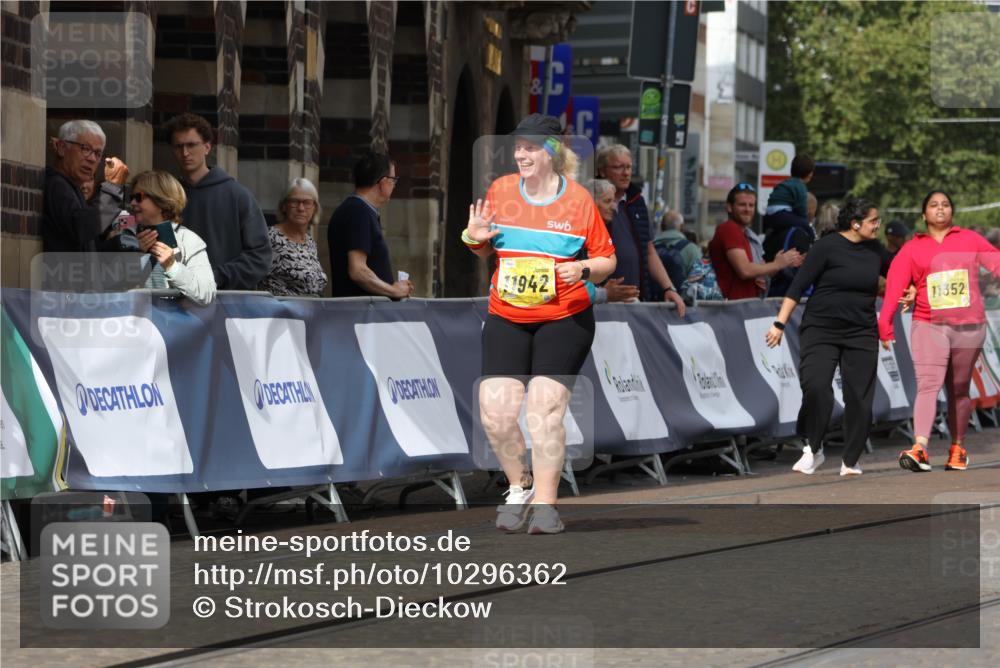 13.09.2026 - 21. swb-Marathon Bremen Strokosch-Dieckow http://msf.ph/oto/10296362 13.09.2026 11:29:05 Ziel 11352, 11444, 11496 meine-sportfotos.de