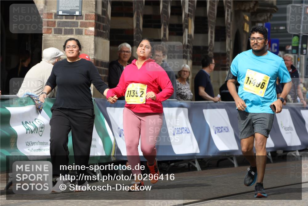 13.09.2026 - 21. swb-Marathon Bremen Strokosch-Dieckow http://msf.ph/oto/10296416 13.09.2026 11:29:13 Ziel 10387 meine-sportfotos.de
