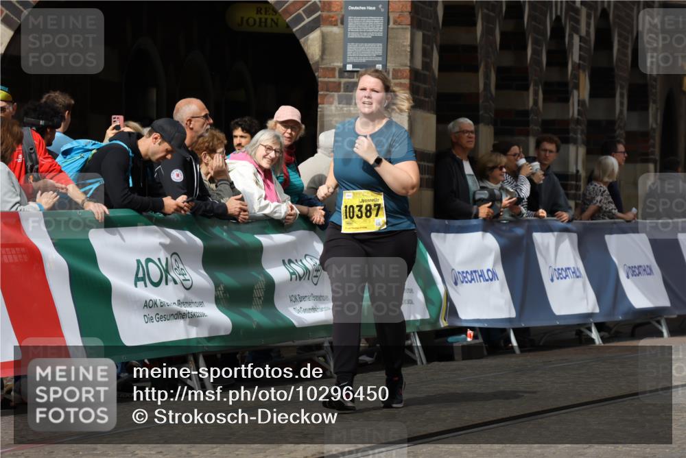 13.09.2026 - 21. swb-Marathon Bremen Strokosch-Dieckow http://msf.ph/oto/10296450 13.09.2026 11:29:34 Ziel 11352, 11444, 11496, 11942 meine-sportfotos.de