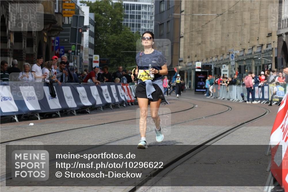 13.09.2026 - 21. swb-Marathon Bremen Strokosch-Dieckow http://msf.ph/oto/10296622 13.09.2026 11:30:49 Ziel 10650, 11025, 11195, 10967 meine-sportfotos.de