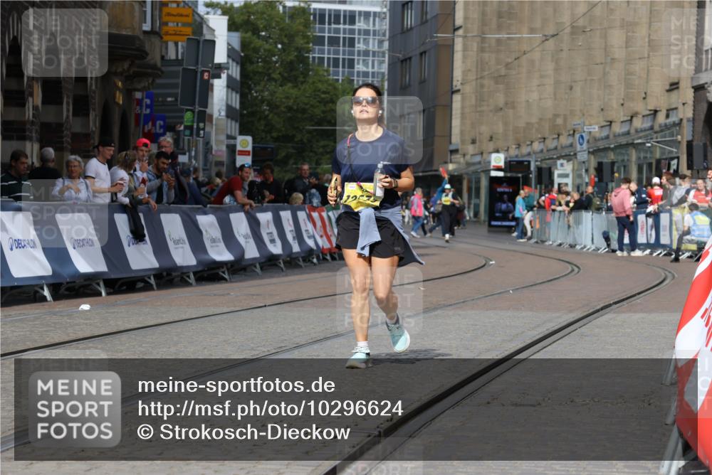 13.09.2026 - 21. swb-Marathon Bremen Strokosch-Dieckow http://msf.ph/oto/10296624 13.09.2026 11:30:49 Ziel 10650, 11025, 11195, 10967 meine-sportfotos.de